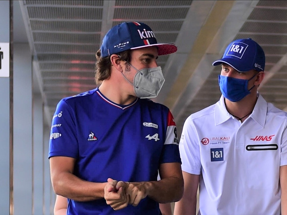 Fernando Alonso (l.) und Mick Schumacher unterhalten sich