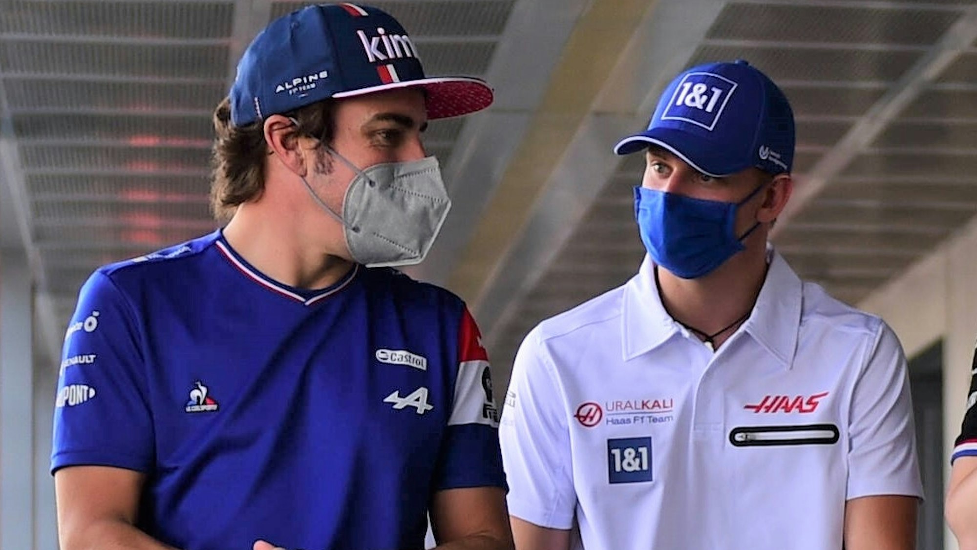 Fernando Alonso (l.) und Mick Schumacher unterhalten sich