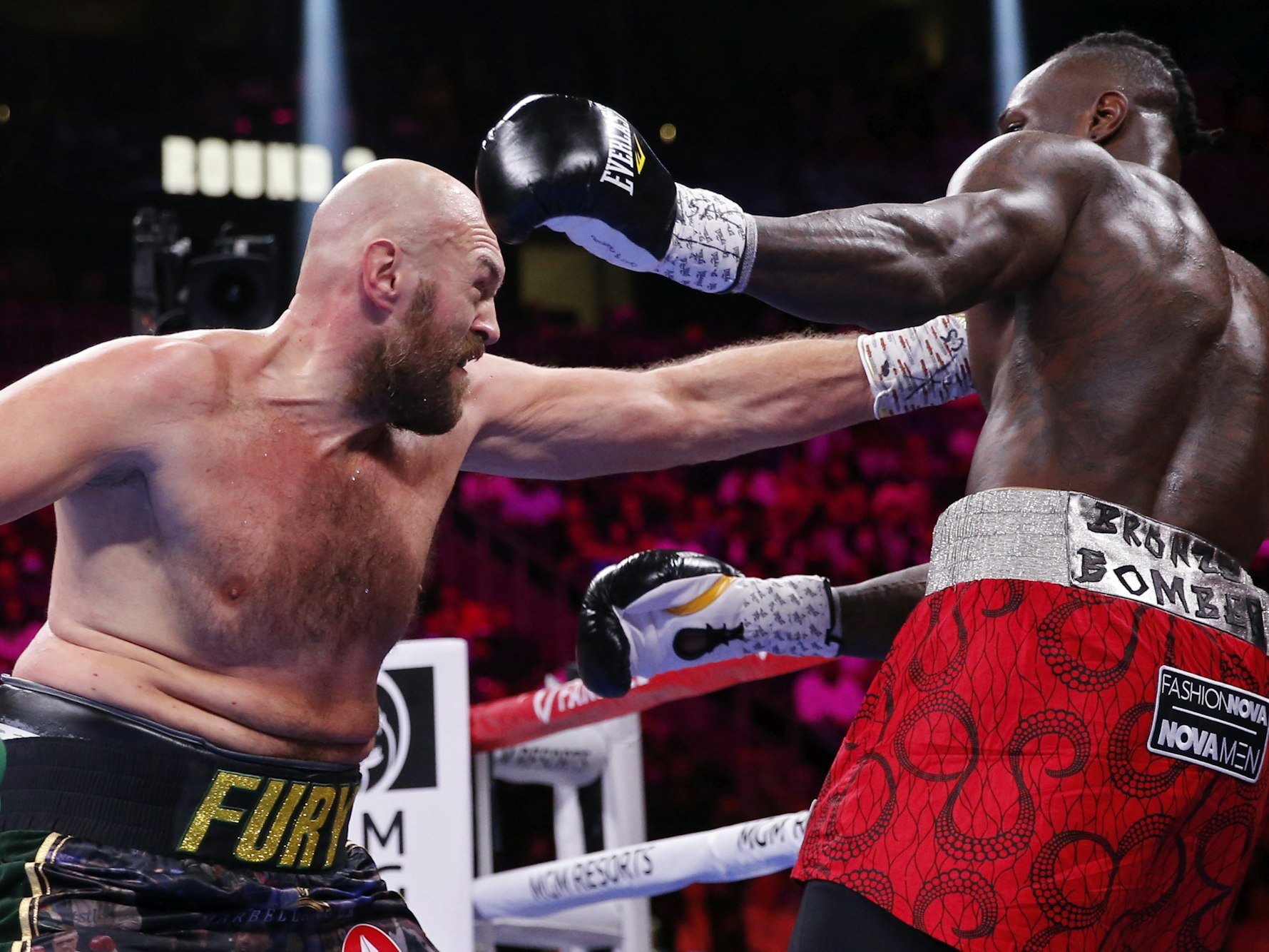 Boxen: Profis, Schwergewicht, Fury (Großbritannien) - Wilder (USA). Tyson Fury (l) und Deontay Wilder in Aktion. +++ dpa-Bildfunk +++