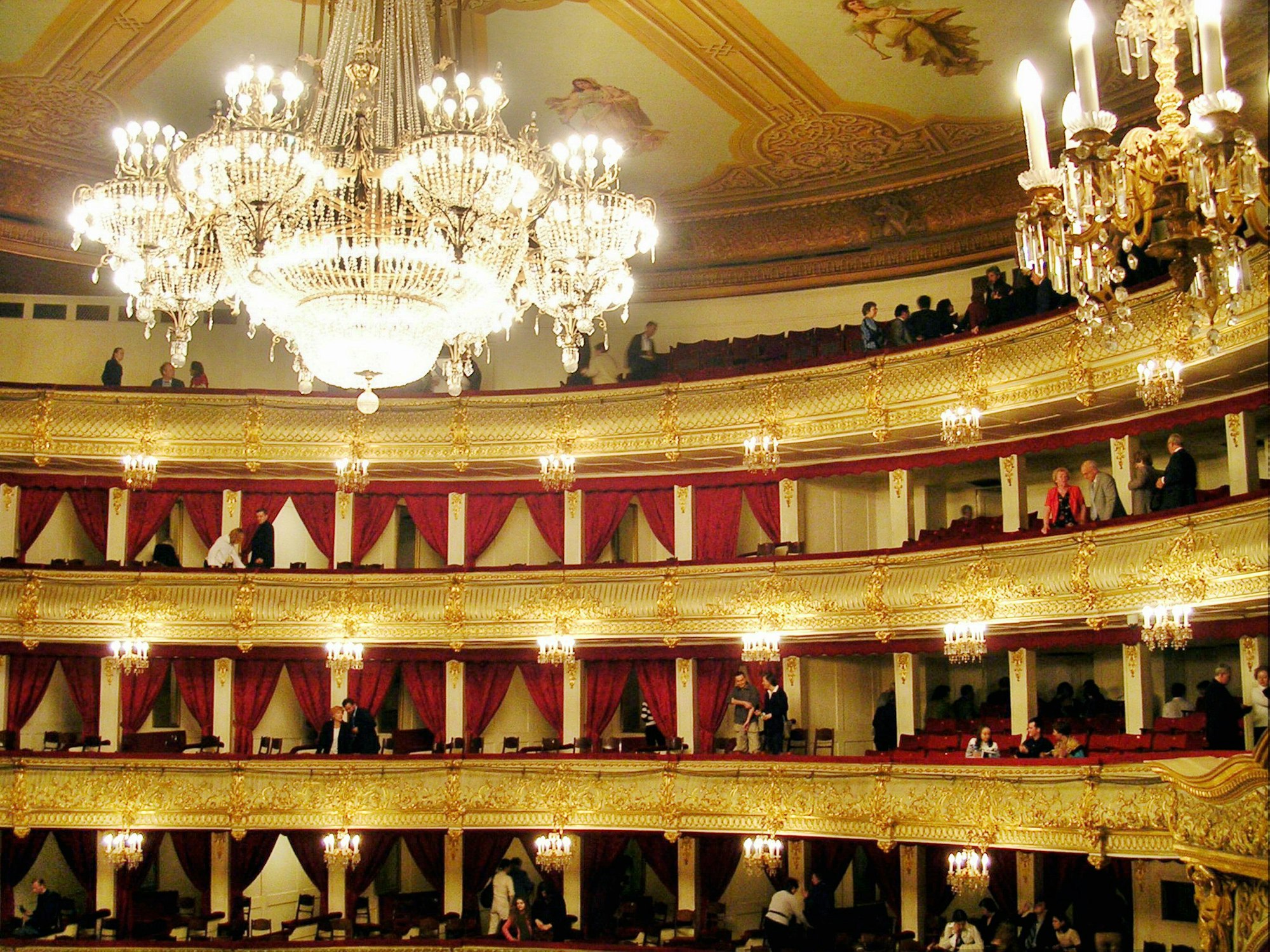 Innenansicht des Bolschoi-Theaters in Moskau, Foto vom 22. Mai 2004, wurde Schauplatz einer besonderen Tragödie. Ein Künstler geriet unter eine Bühnendekoration und wurde erdrückt.