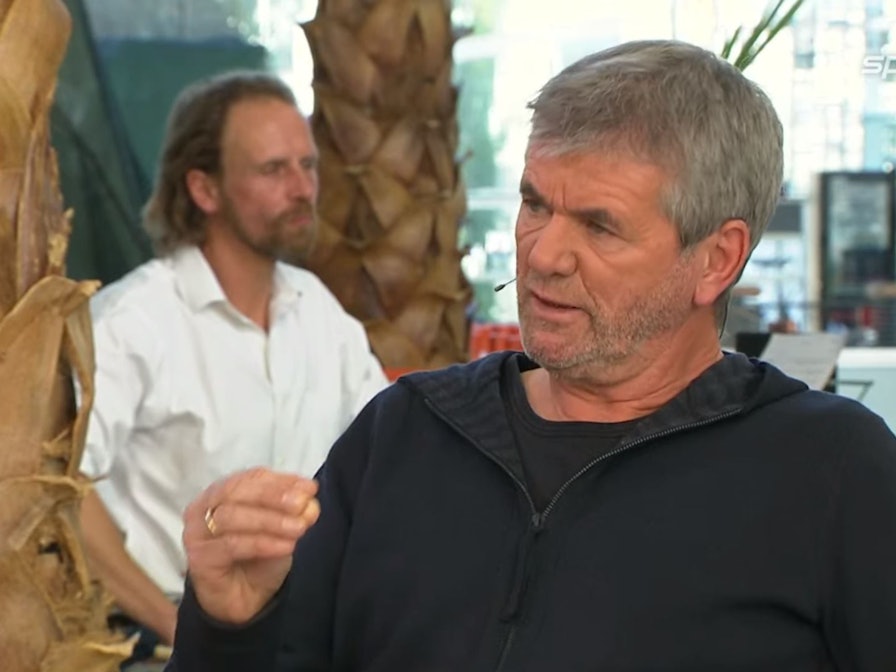 Friedhelm Funkel spricht im Doppelpass auf Sport1 am 10. Oktober 2021. Screenshot der TV-Übertragung.