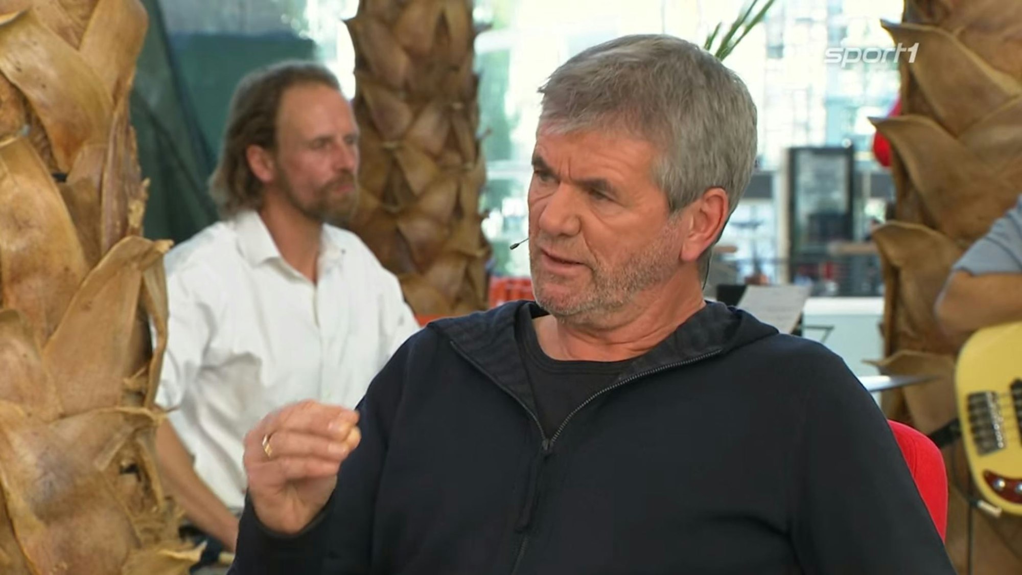 Friedhelm Funkel spricht im Doppelpass auf Sport1 am 10. Oktober 2021. Screenshot der TV-Übertragung.