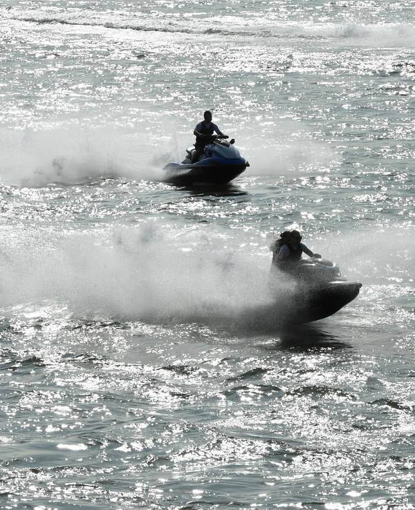 Ein Ausflug mit dem Jetski auf dem Rhein (hier ein Archivfoto von 2020) endete für einen 60-Jährigen tödlich.