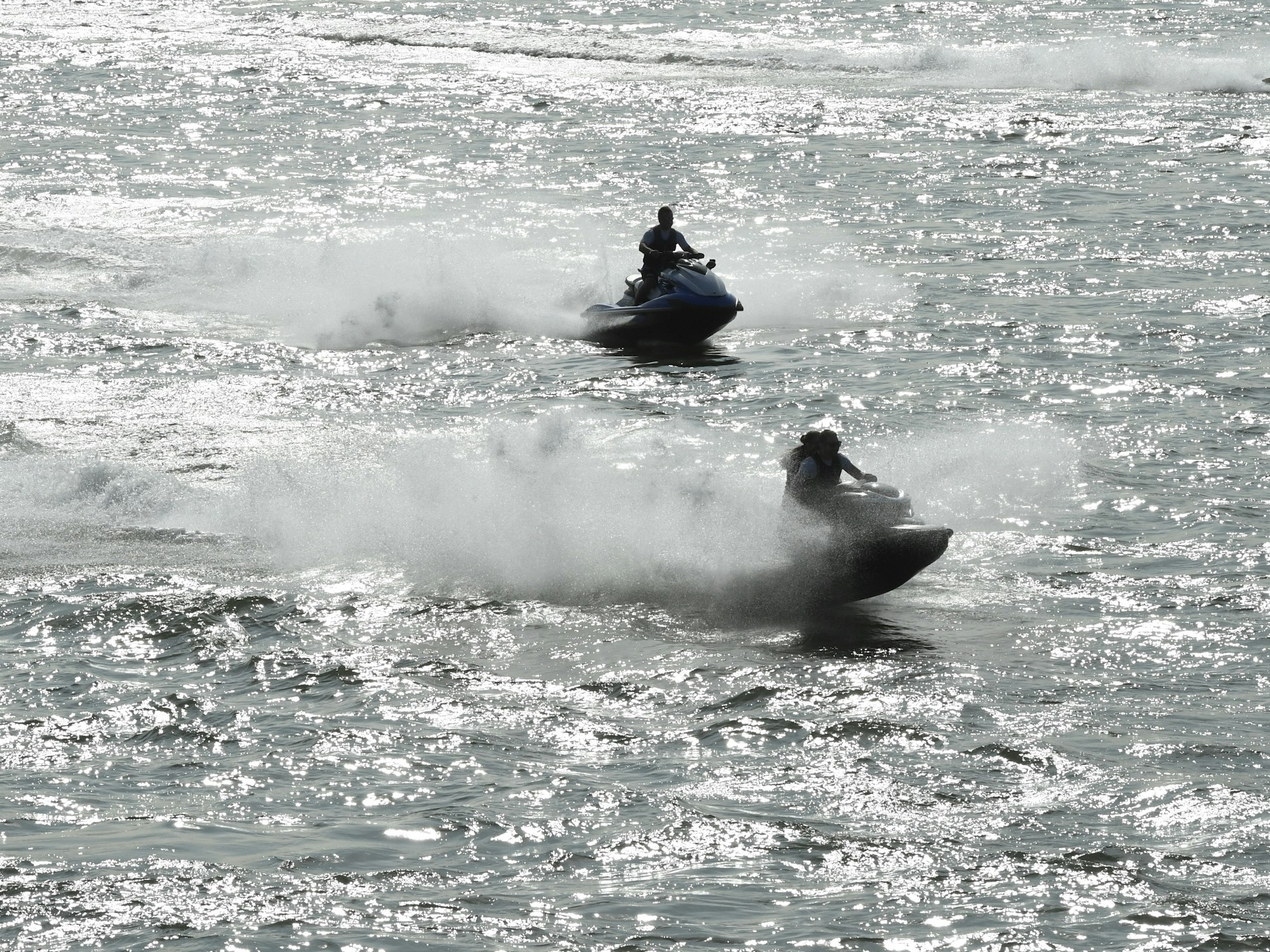 Ein Ausflug mit dem Jetski auf dem Rhein (hier ein Archivfoto von 2020) endete für einen 60-Jährigen tödlich.