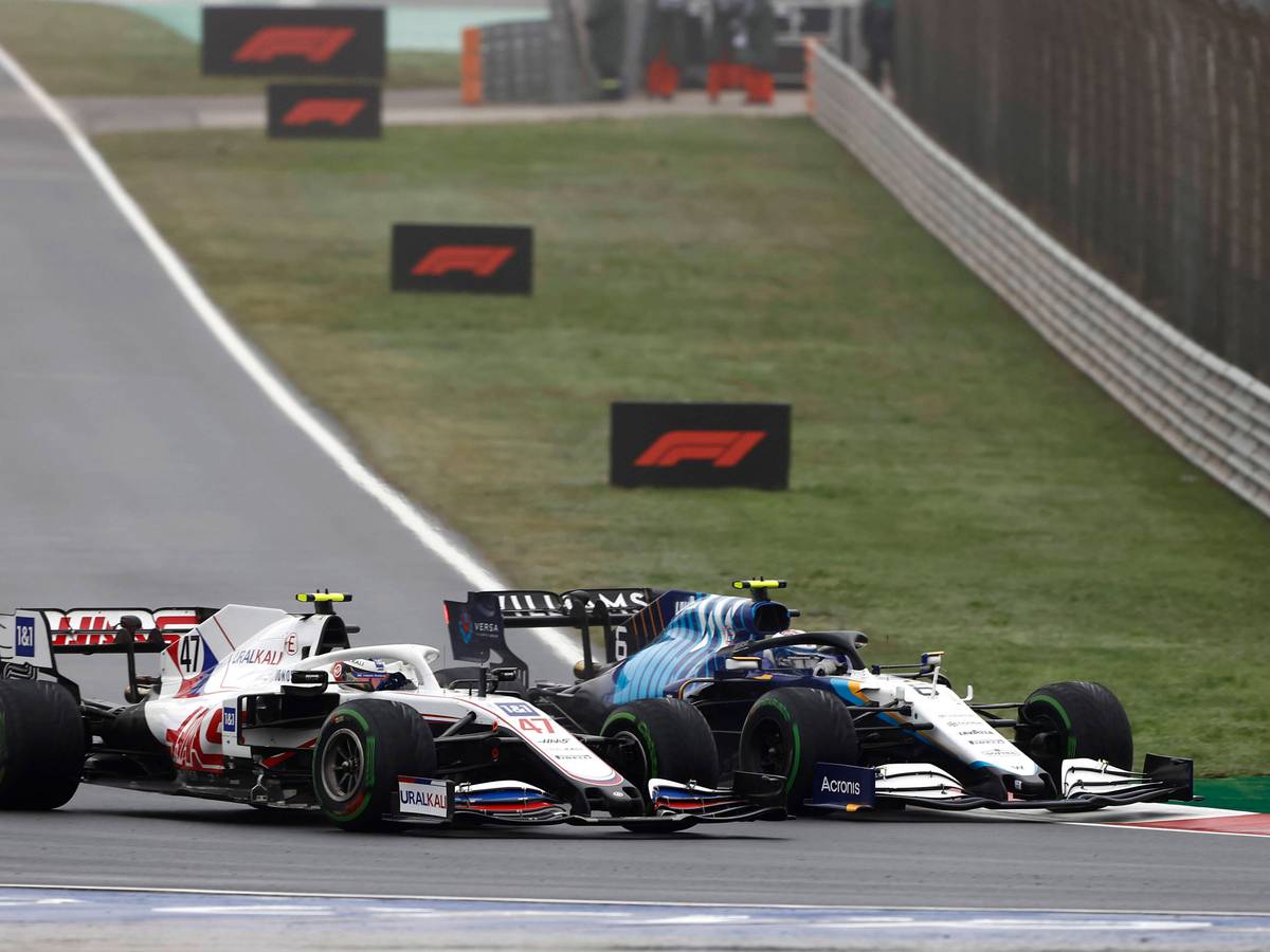 Mick Schumacher im Zweikampf mit Nicholas Latifi