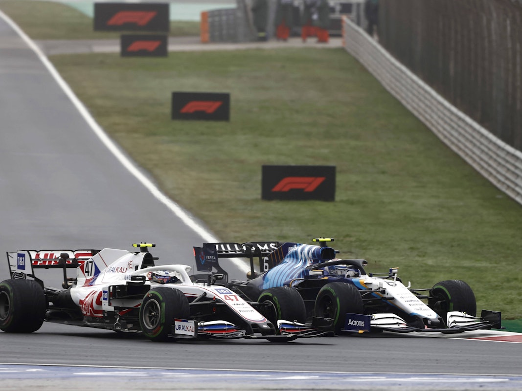 Mick Schumacher im Zweikampf mit Nicholas Latifi