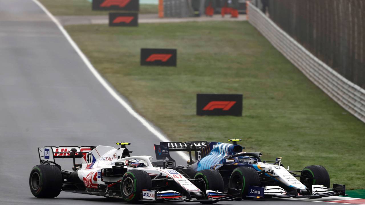 Mick Schumacher im Zweikampf mit Nicholas Latifi