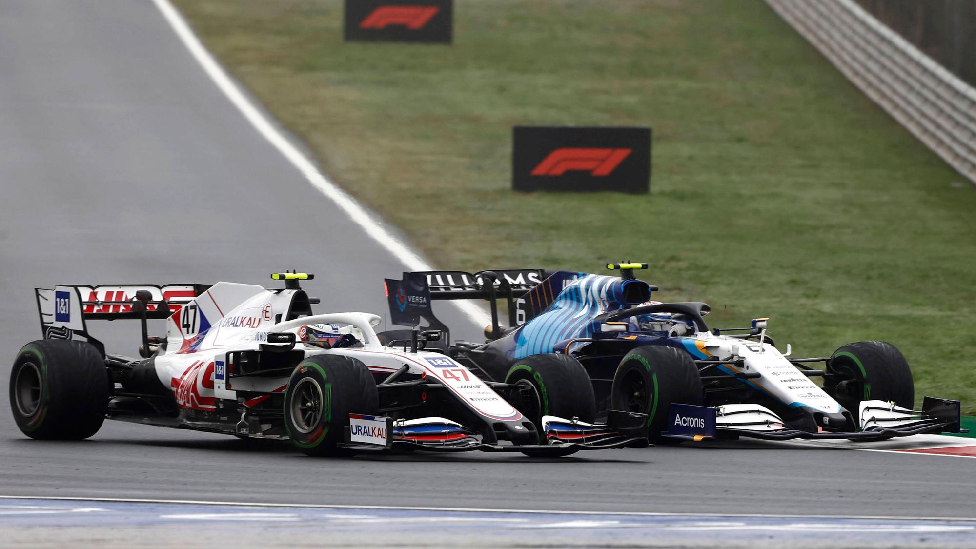 Mick Schumacher im Zweikampf mit Nicholas Latifi