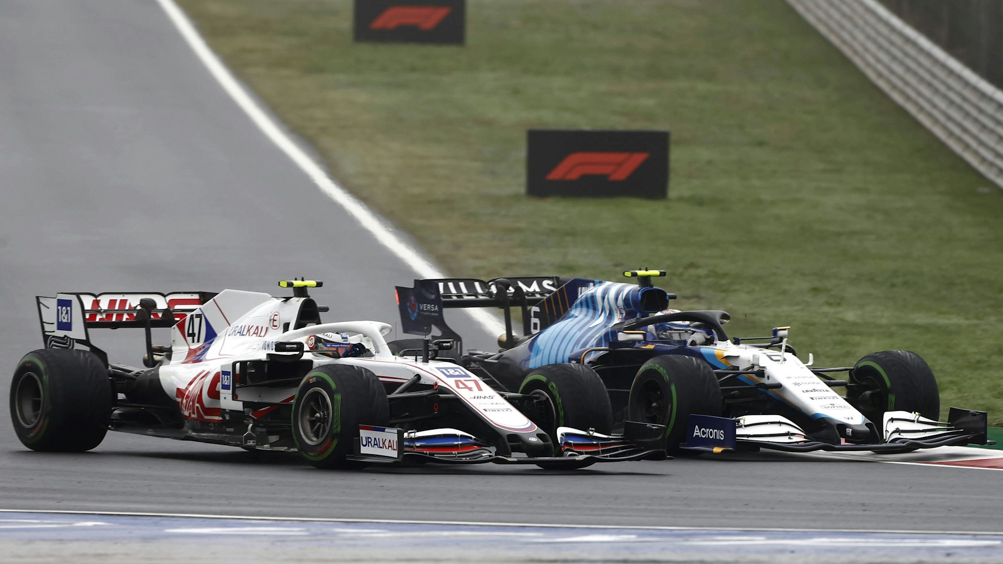 Mick Schumacher im Zweikampf mit Nicholas Latifi