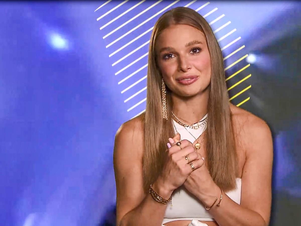 Supertalent 2021: Moderatorin Lola Weippert schaut in die Kamera.