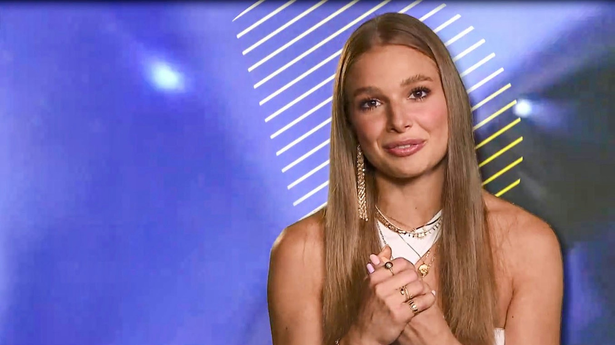 Supertalent 2021: Moderatorin Lola Weippert schaut in die Kamera.
