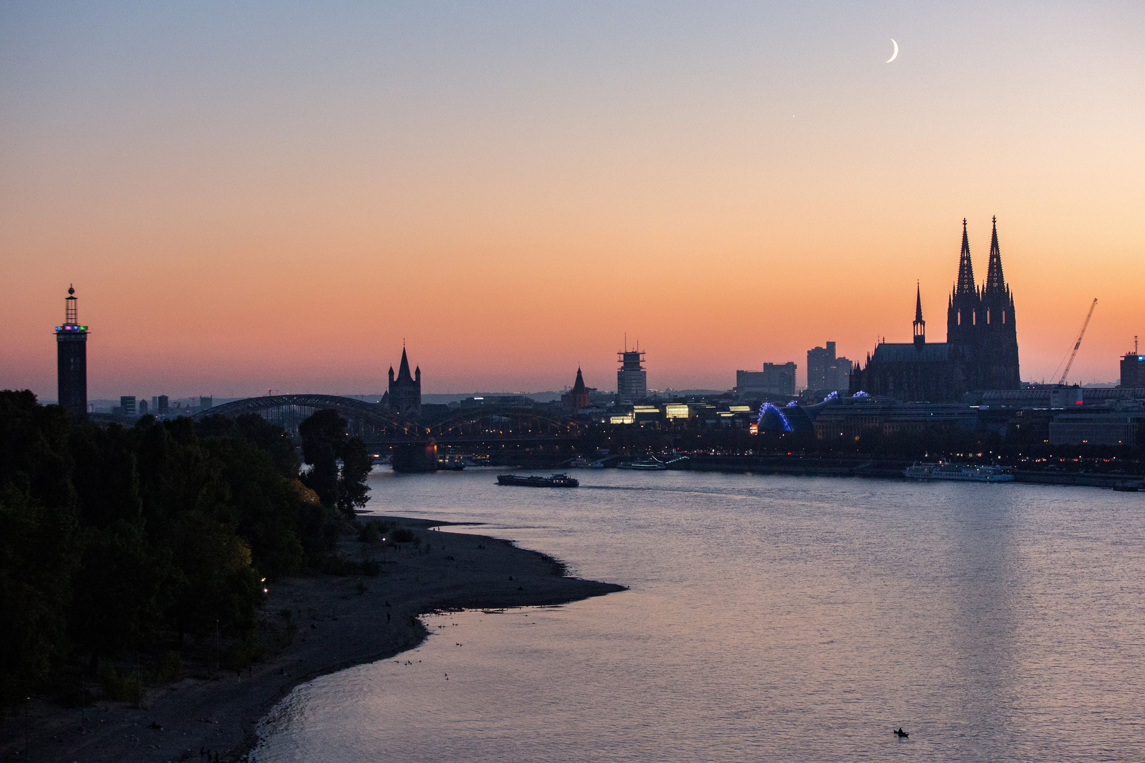 Blick aus der Seilbahn auf Rhein und Dom nach Sonnenuntergang