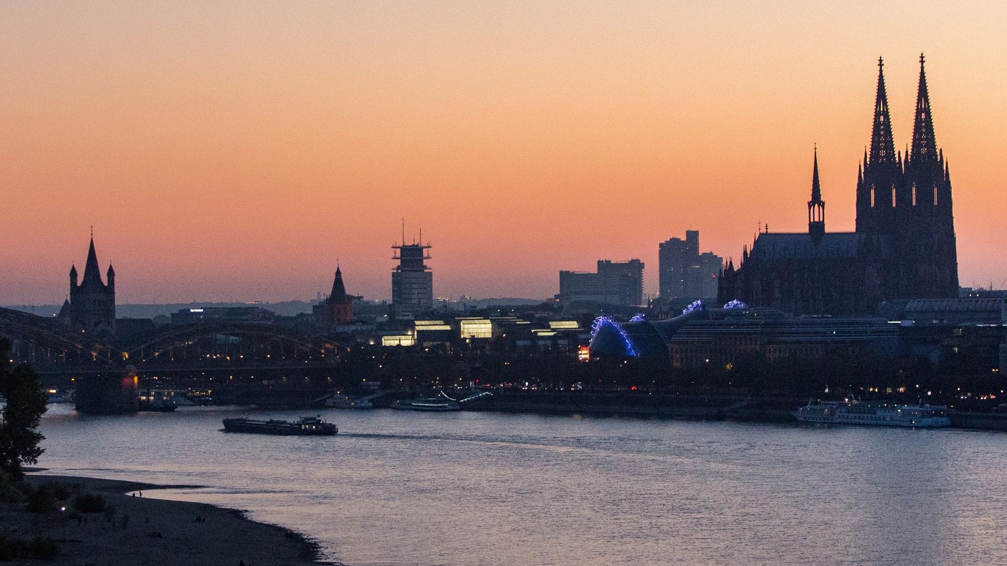 Blick aus der Seilbahn auf Rhein und Dom nach Sonnenuntergang