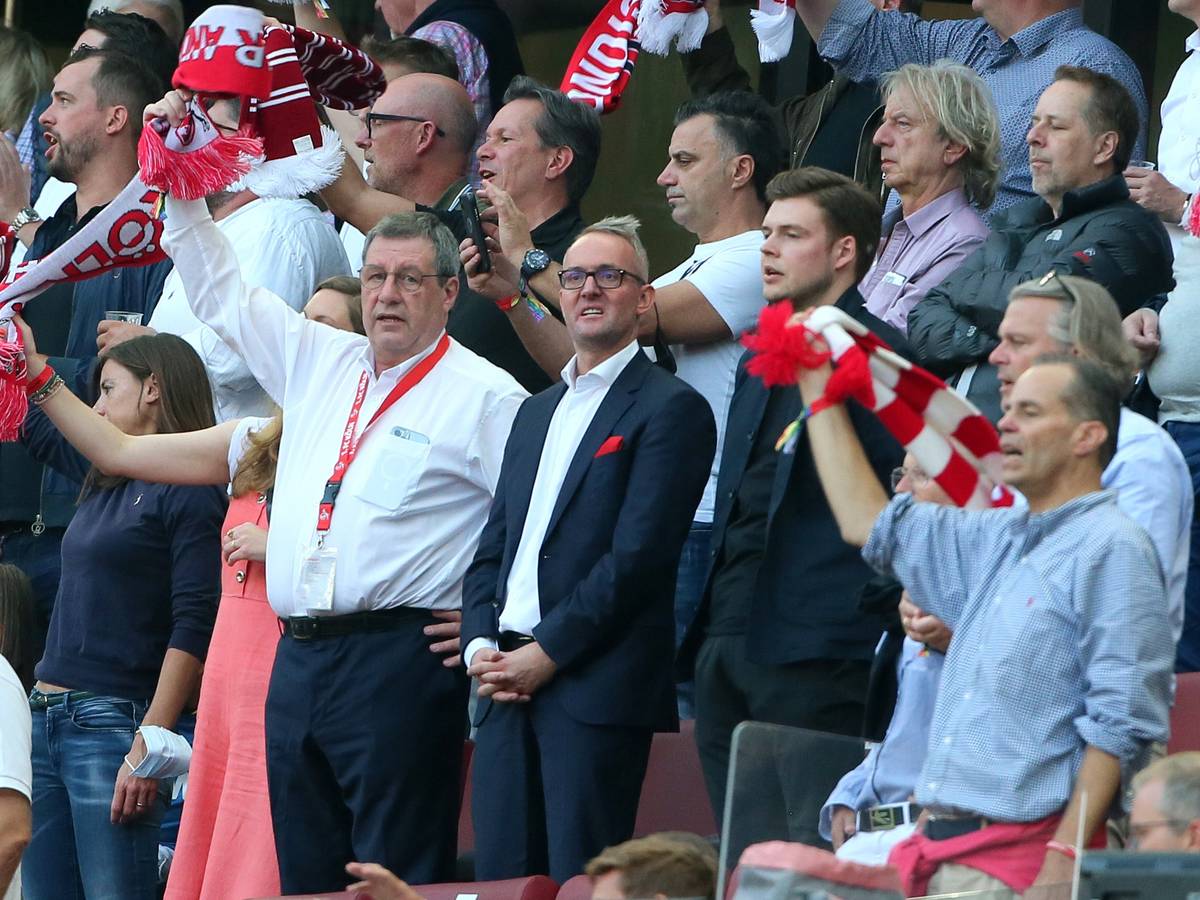 Werner Wolf und Alexander Wehrle stehen beim Bundesliga-Spiel 1. FC Köln gegen RB Leipzig auf der Tribüne.