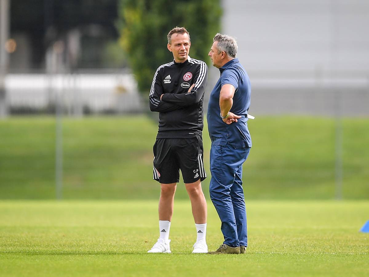 Fortuna Düsseldorfs Vorstand Klaus Allofs (r.) und Trainer Christian Preußer im Gespräch auf dem Trainingsplatz.