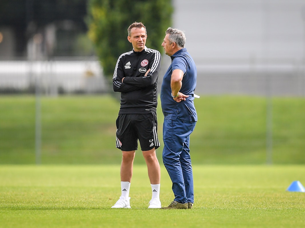 Fortuna Düsseldorfs Vorstand Klaus Allofs (r.) und Trainer Christian Preußer im Gespräch auf dem Trainingsplatz.