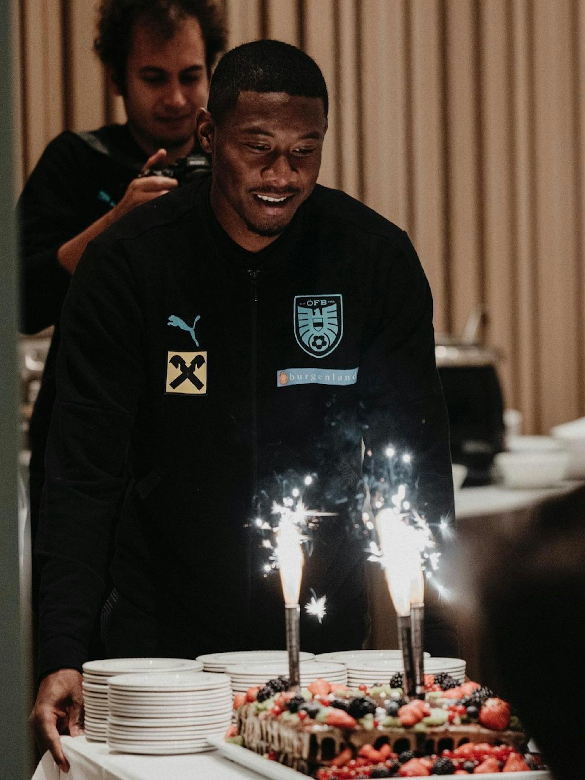 David Alaba bringt Dejan Ljubicic bei der Nationalmannschaft eine Torte