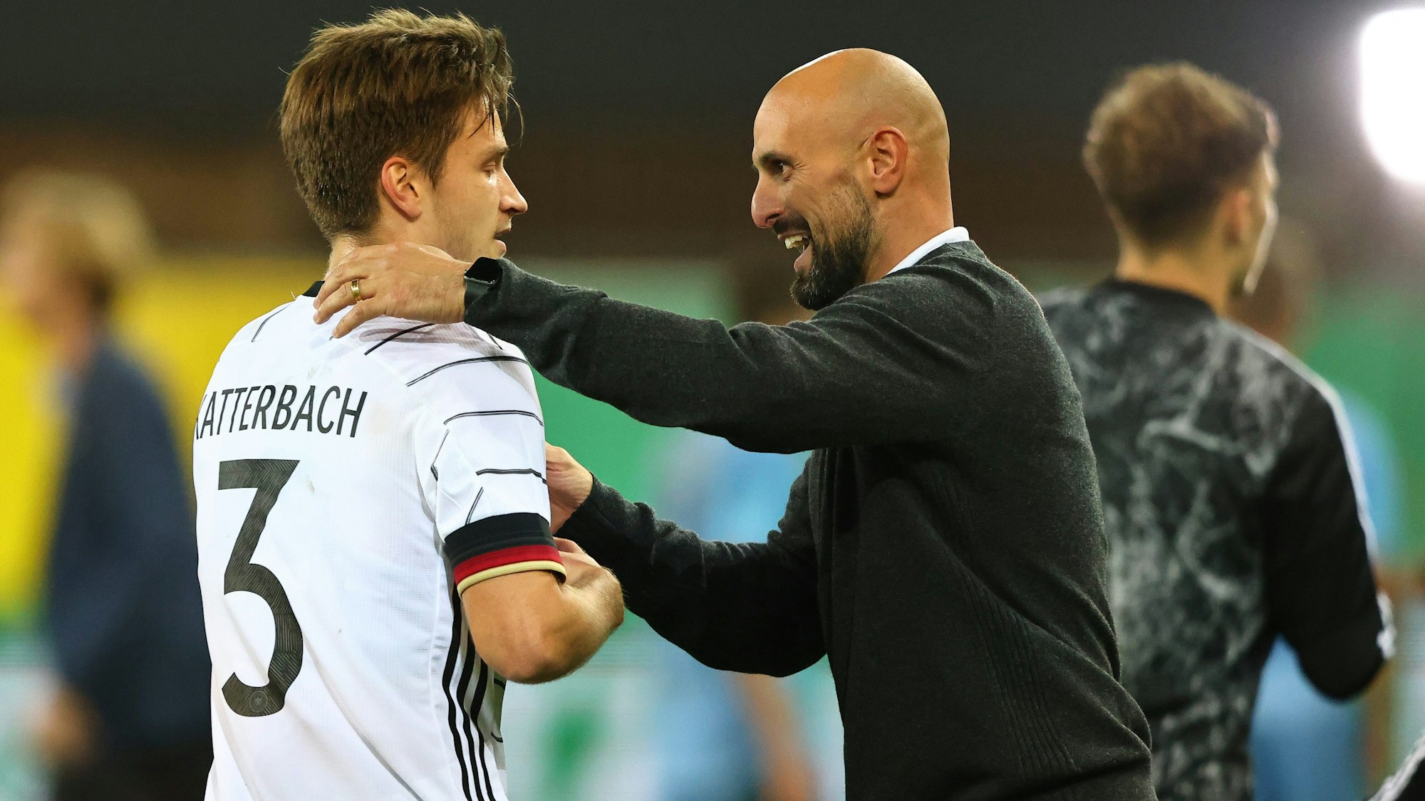 Antonio di Salvo freut sich bei der U21-Nationalmannschaft mit Noah Katterbach.