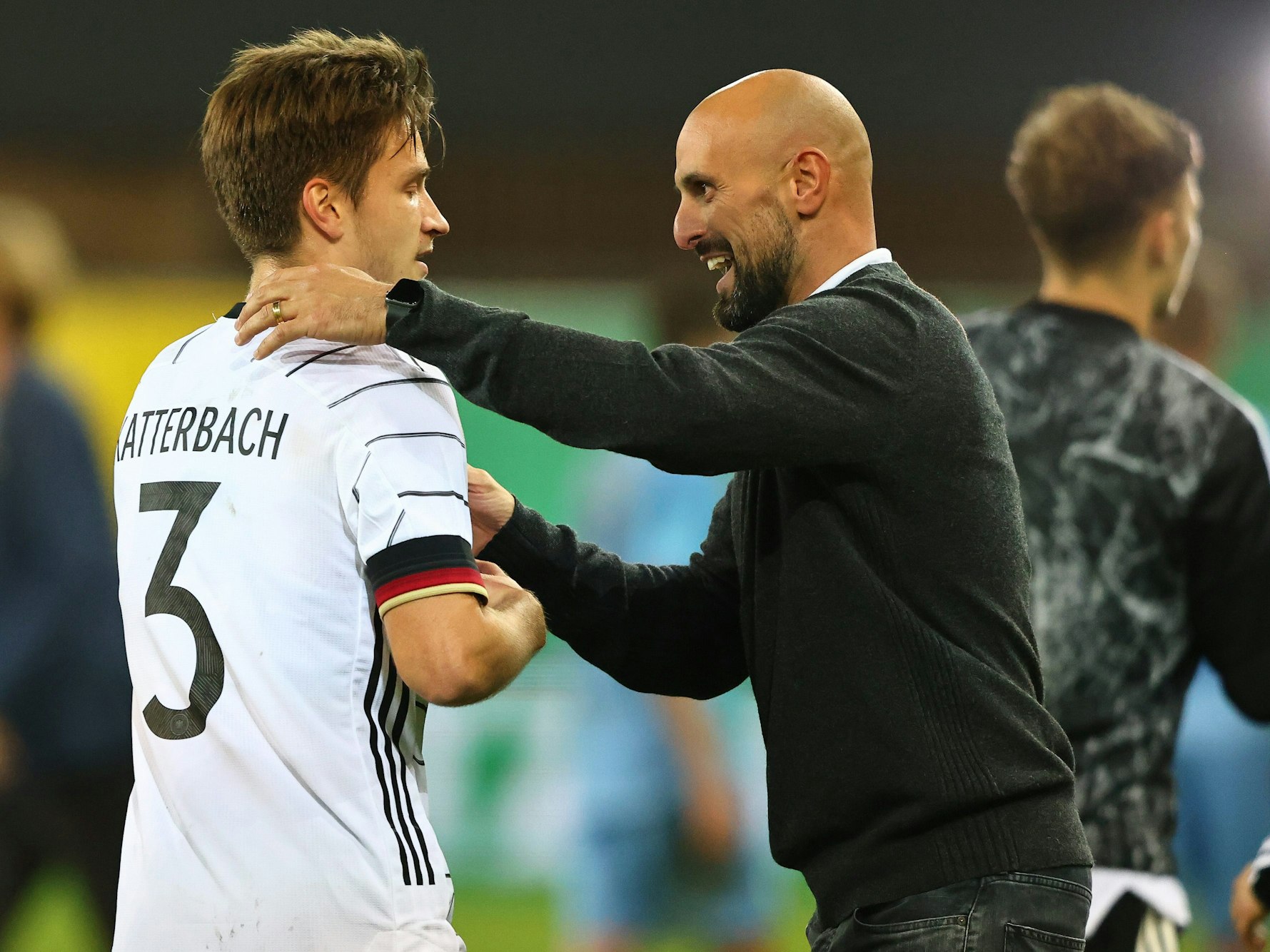 Antonio di Salvo freut sich bei der U21-Nationalmannschaft mit Noah Katterbach.
