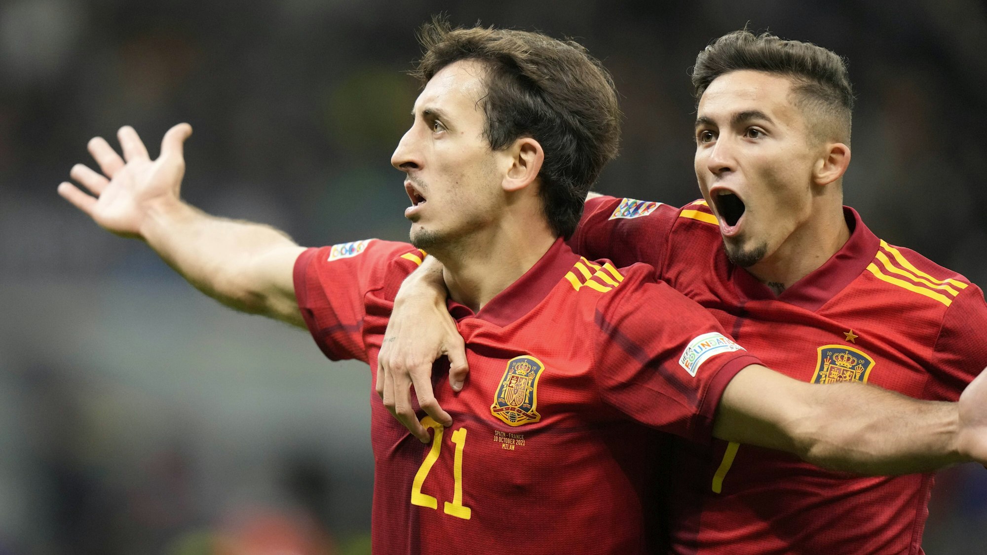 Mikel Oyarzabal jubelt mit Yeremi Pino