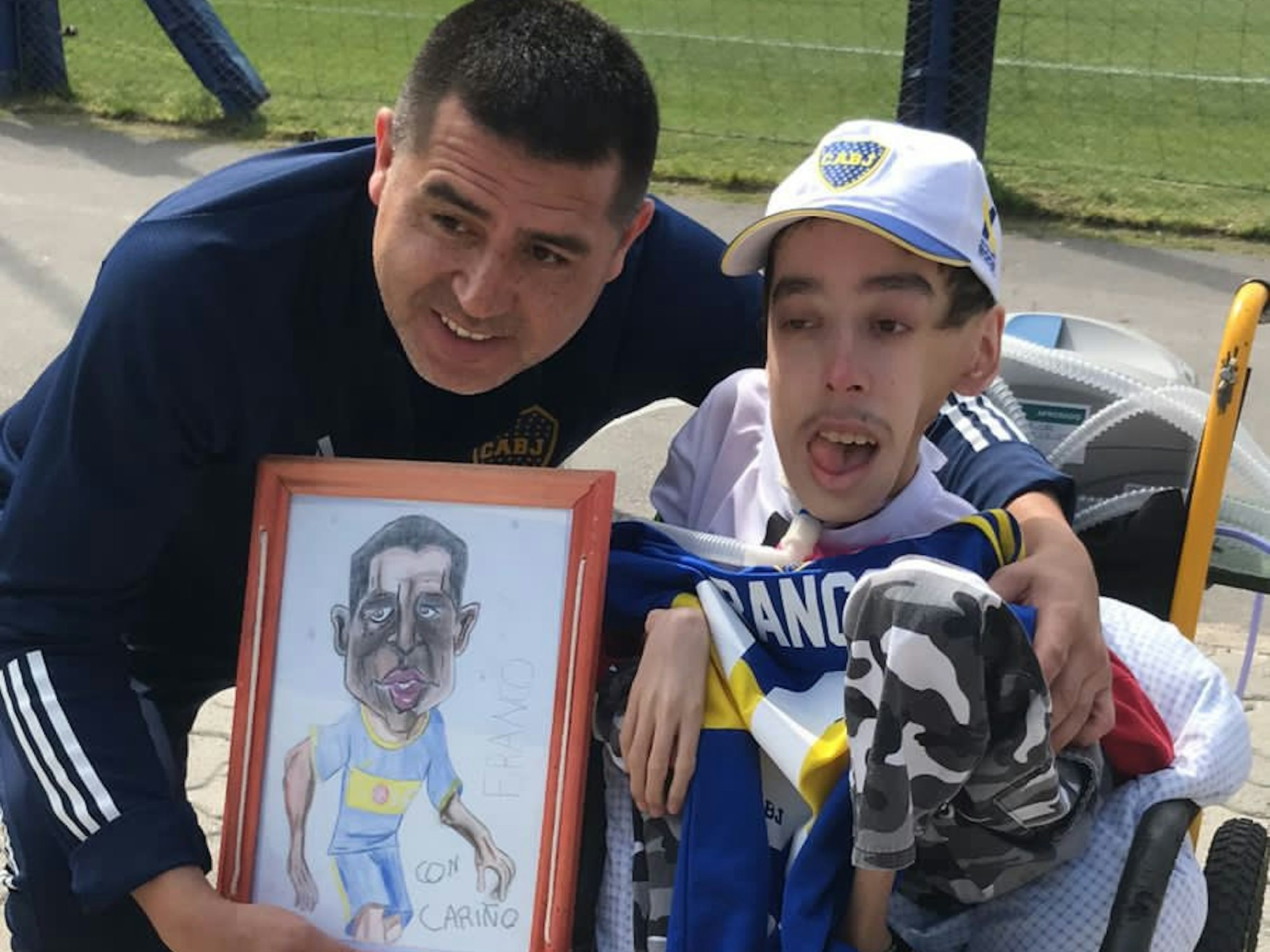 Juan Román Riquelme posiert mit dem schwerbehinderten Franco.