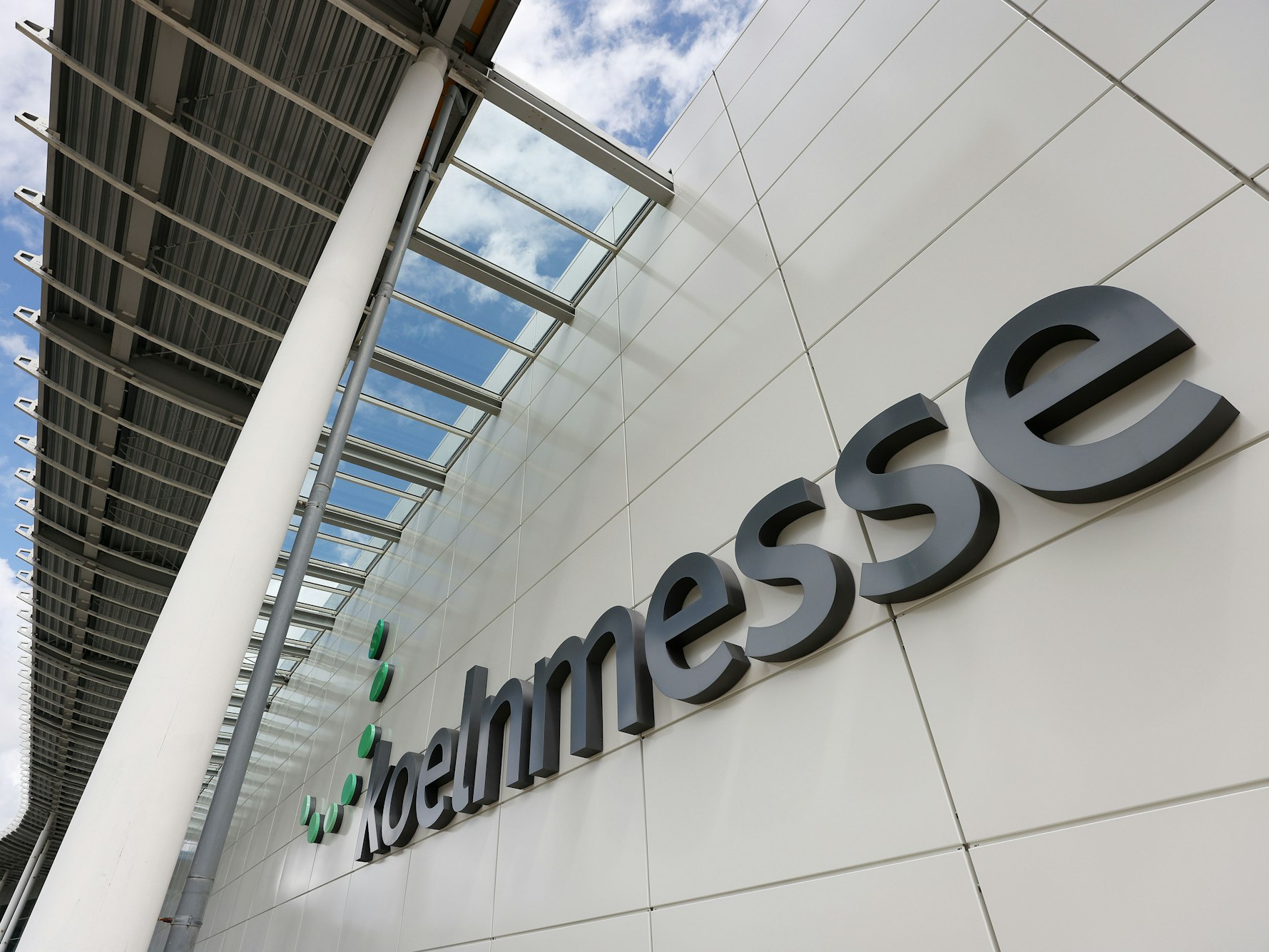 Der Schriftzug Kölnmesse hängt an einer Messehalle.