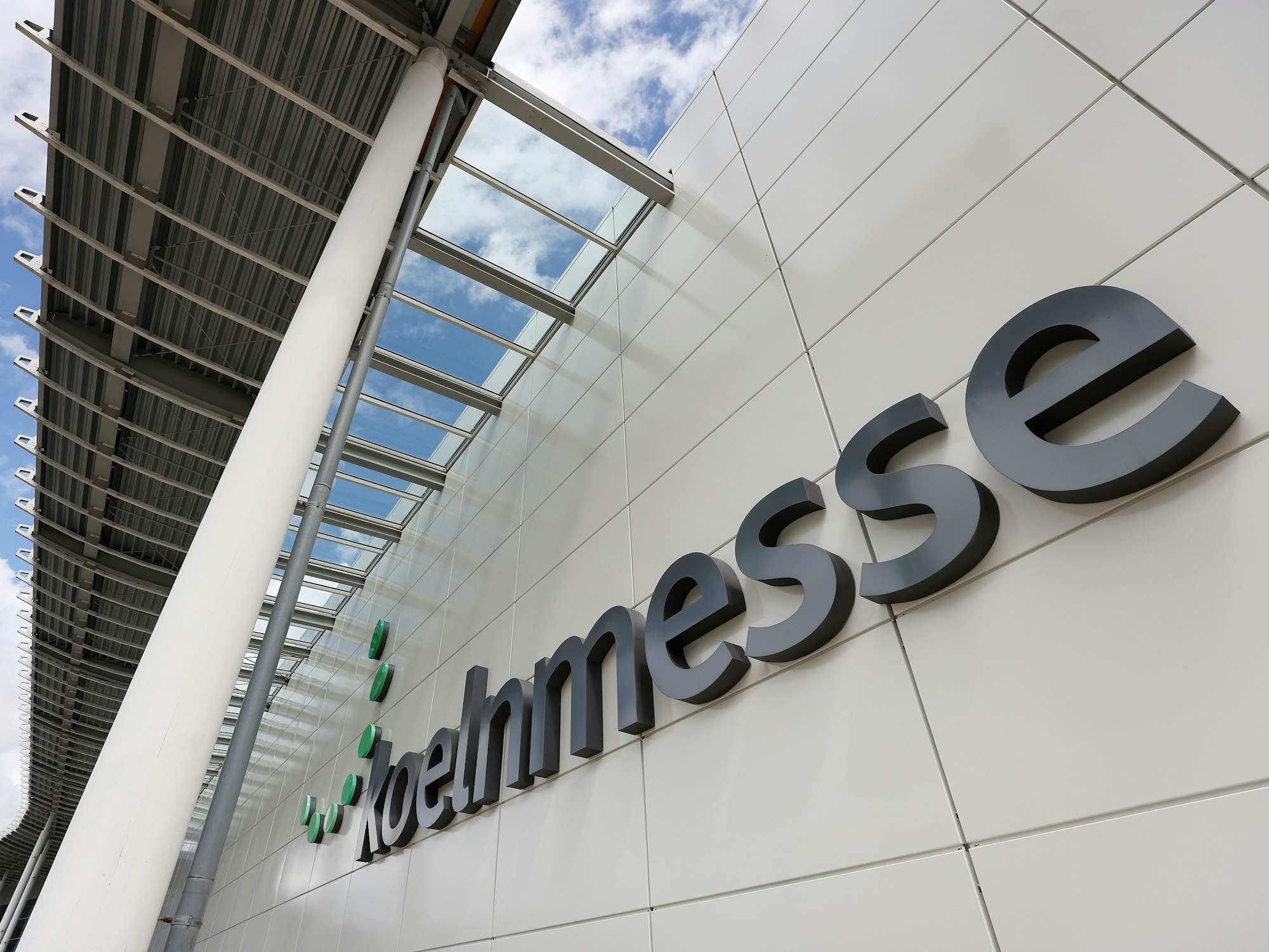 Der Schriftzug Kölnmesse hängt an einer Messehalle.