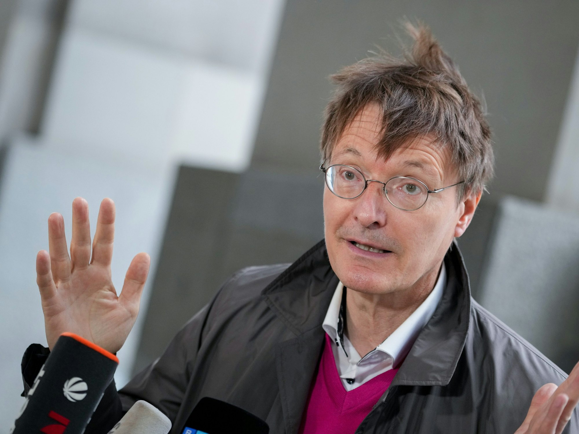 Karl Lauterbach, SPD-Gesundheitsexperte und Bundestagsabgeordneter, kommt in den Bundestag zur Fraktionssitzung der SPD nach der Bundestagswahl.