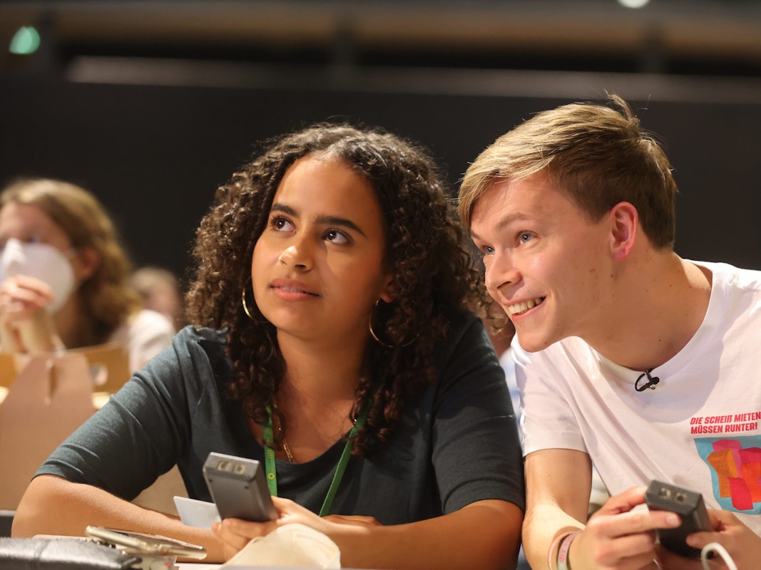Sarah-Lee Heinrich (l) und Timon Dzienus freuen sich nach ihrer Wahl als Bundessprecher der Grünen Jugend. Die Wahl fand am 9. Oktober 2021 in Erfurt statt.