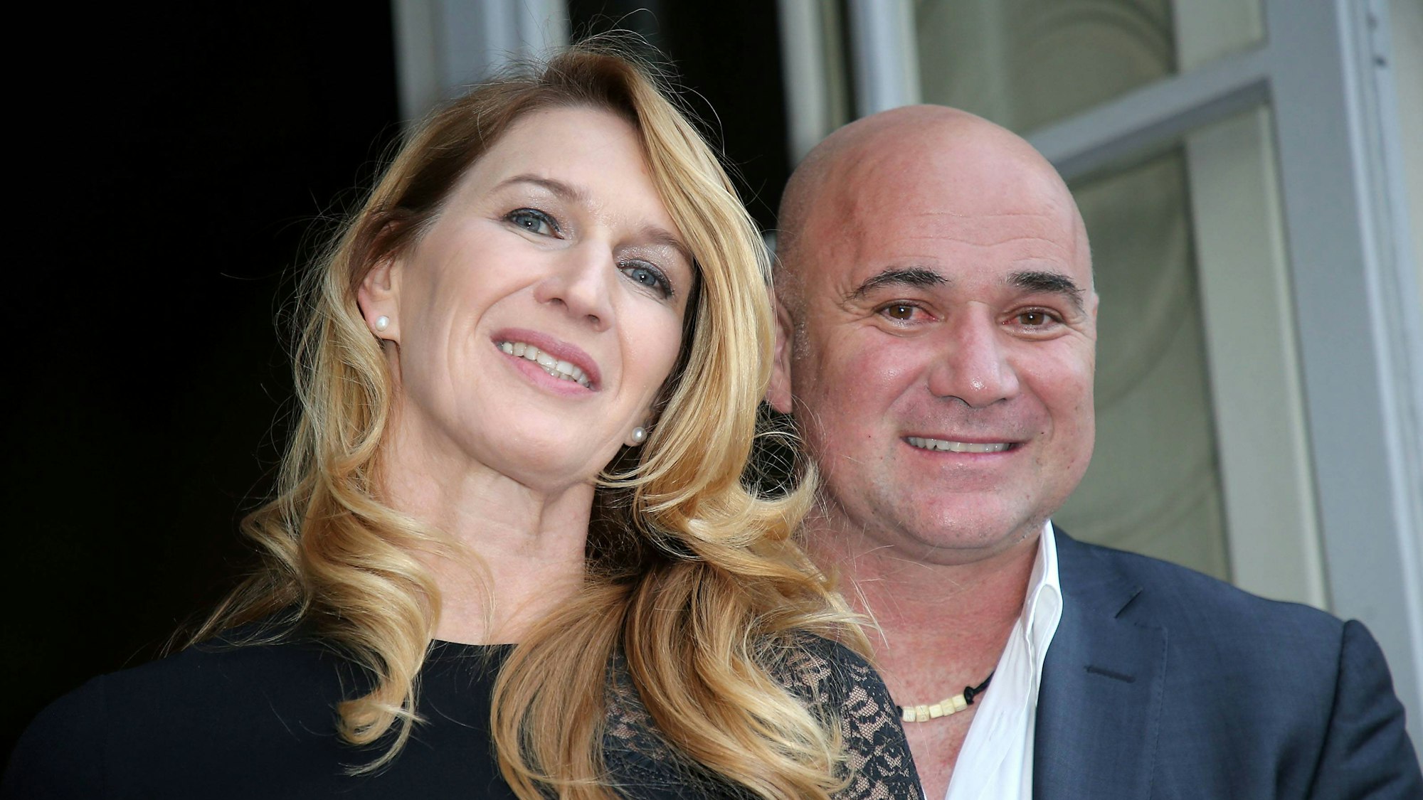 Steffi Graf und Andre Agassi lächeln in die Kamera