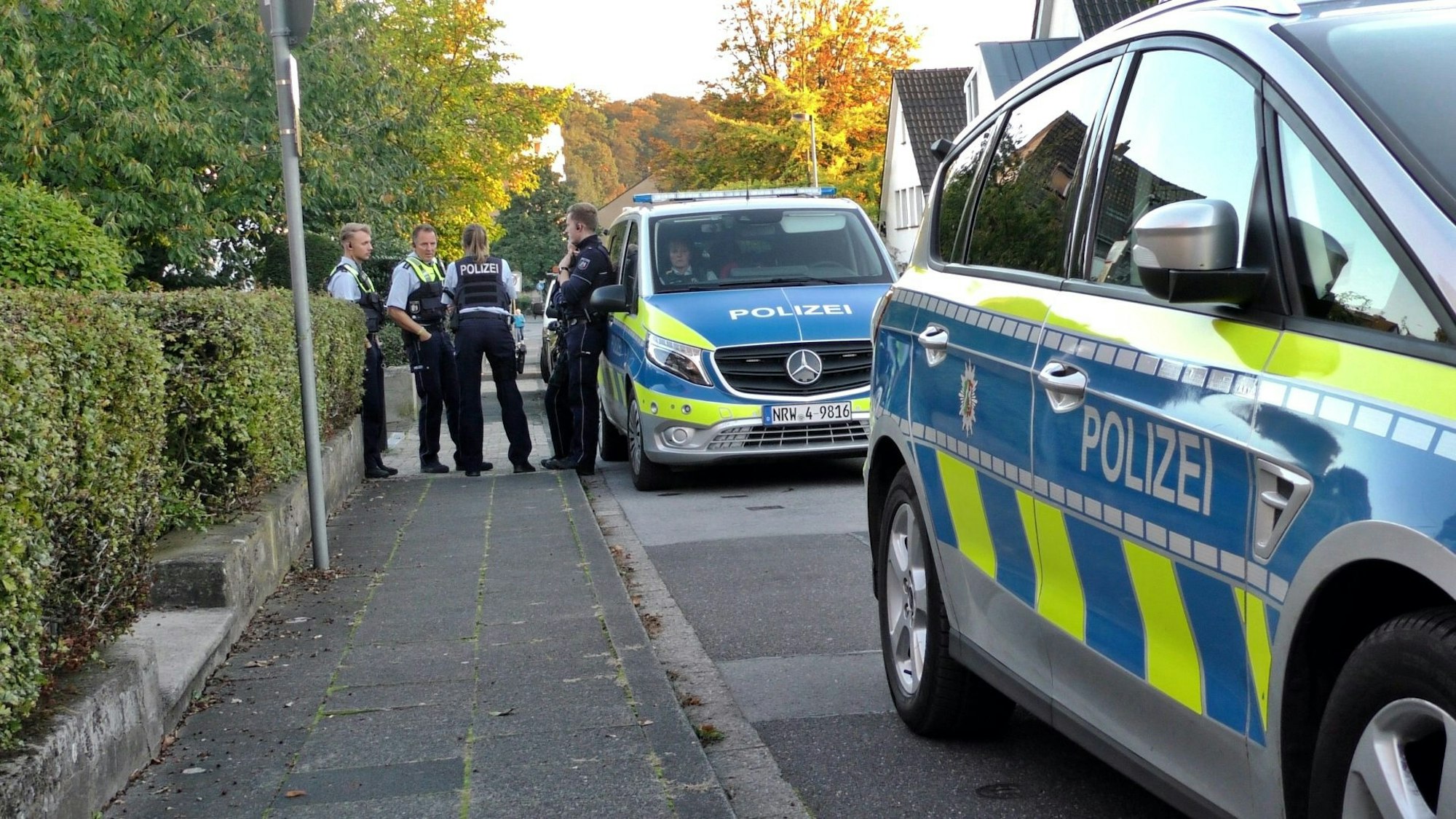 Einsatzkräfte der Polizei sind im Einsatz.