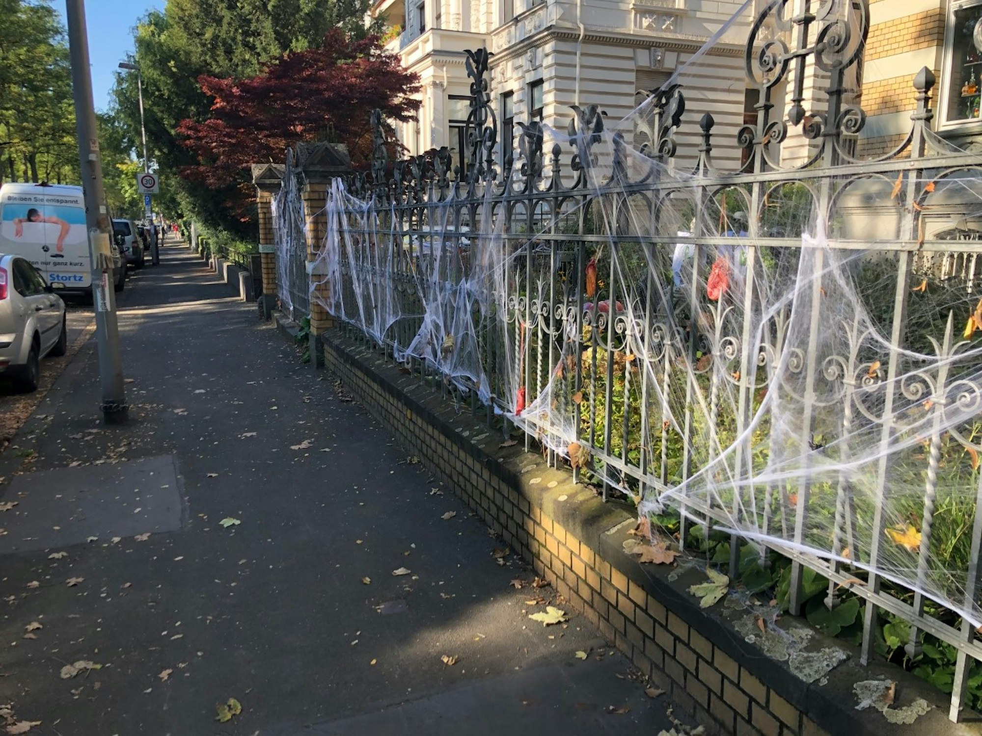 Halloween-Deko in einer Hauseinfahrt am Kölner Volksgarten