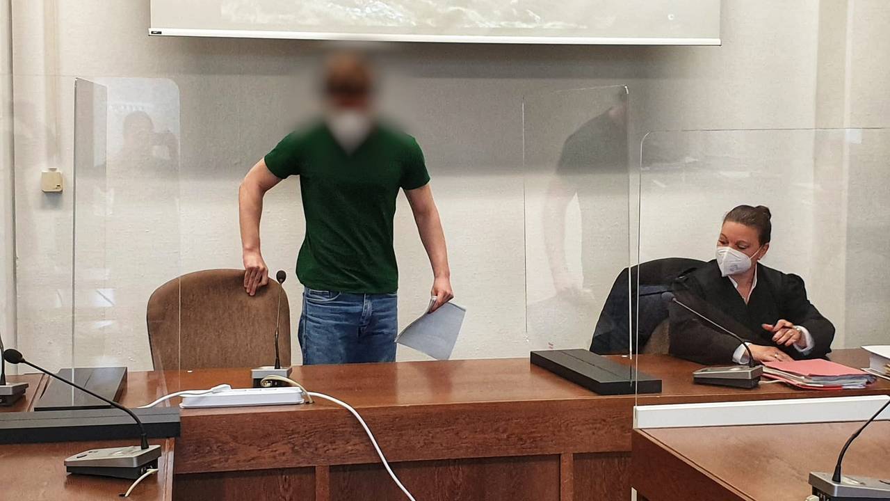 Prozessauftakt in Köln: Der Angeklagte Jonas B. (Name geändert) nimmt im Gerichtssaal neben seiner Anwältin Platz.