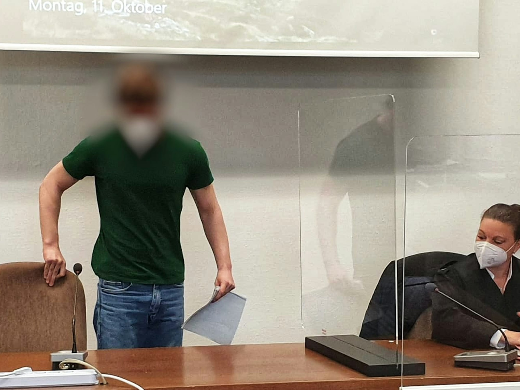 Prozessauftakt in Köln: Der Angeklagte Jonas B. (Name geändert) nimmt im Gerichtssaal neben seiner Anwältin Platz.