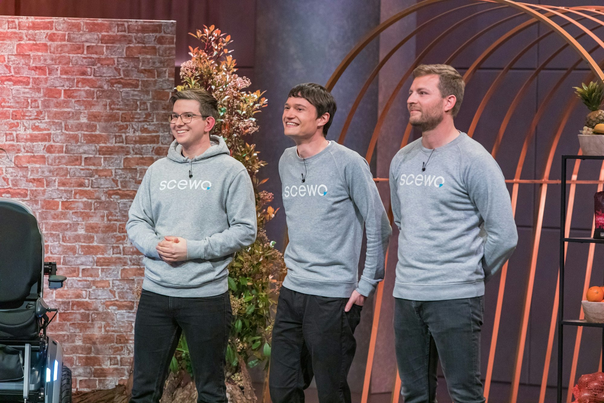 Bernhard Winter, Pascal Buholzer und Thomas Gemperle präsentieren mit dem „scewo Bro“ einen Treppensteigenden Elektrorollstuhl. Sie erhoffen sich ein Investment von 5 Millionen Euro für 10 Prozent der Anteile an ihrem Unternehmen.