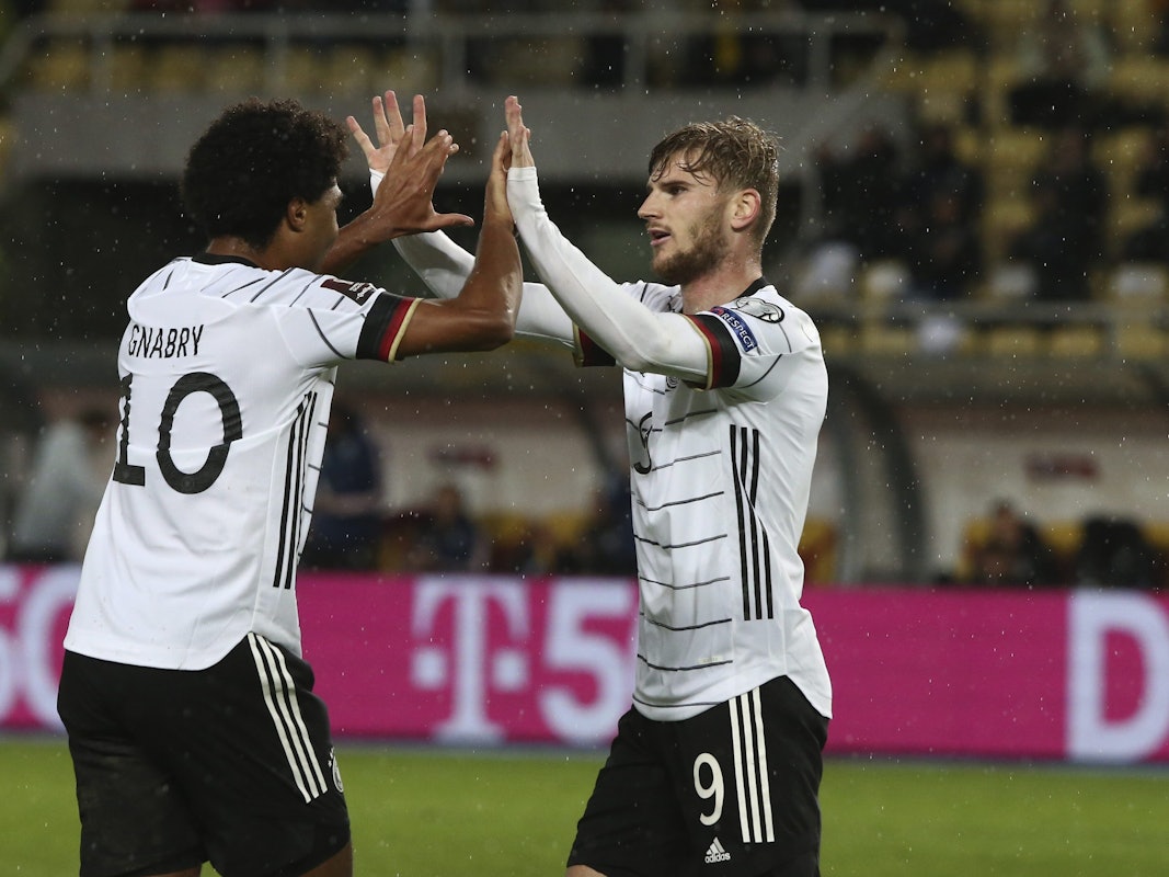 Timo Werner bejubelt mit Serge Gnabry seinen Treffer zum zwischenzeitlichen 2:0 in Nordmazedonien.