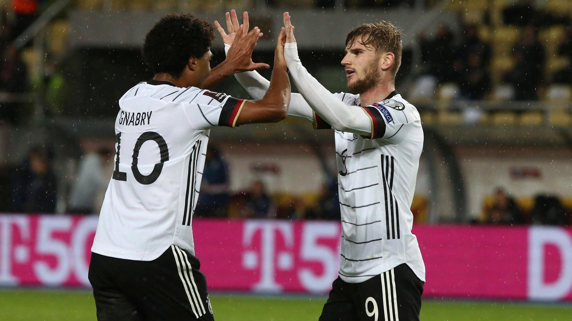 Timo Werner bejubelt mit Serge Gnabry seinen Treffer zum zwischenzeitlichen 2:0 in Nordmazedonien.