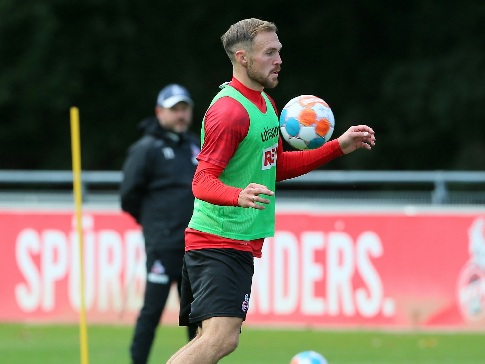 Rafael Czichos nimmt im Training einen Ball mit der Brust an