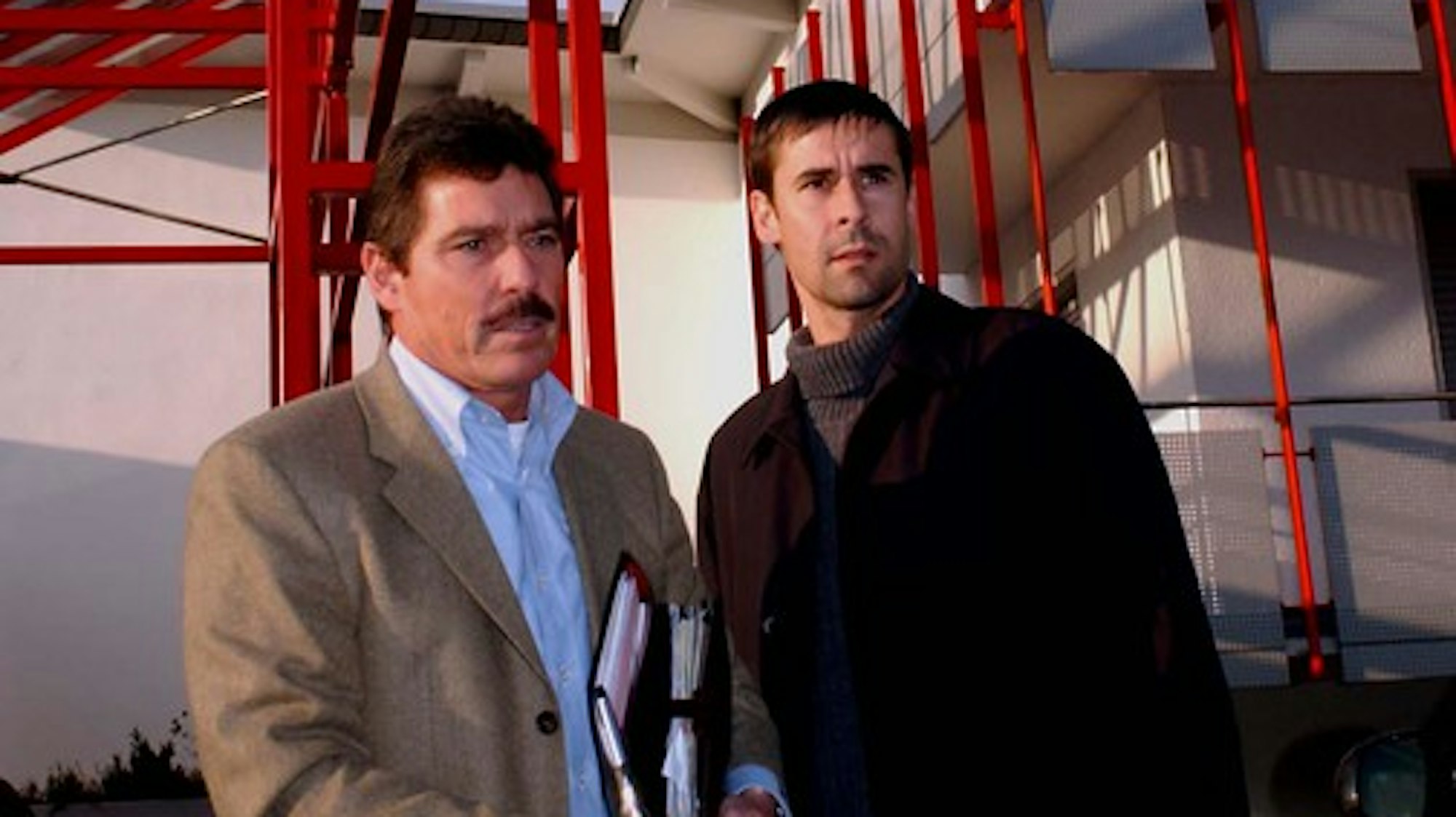 Vasilis Tsiartas und Jürgen Glowacz vorm Eingang des Geißbockheims.