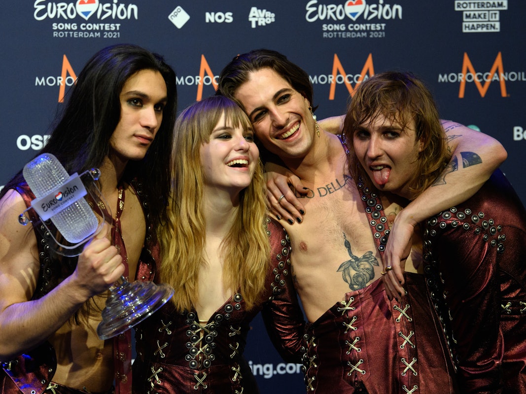 Gitarrist Ethan (l-r), Bassistin Victoria, Sänger Damiano und Gitarrist Thomas von der Band „Maneskin“ (Italien) freuen sich nach dem Gewinn des Eurovision Song Contest (ESC) während eines Fotocalls.