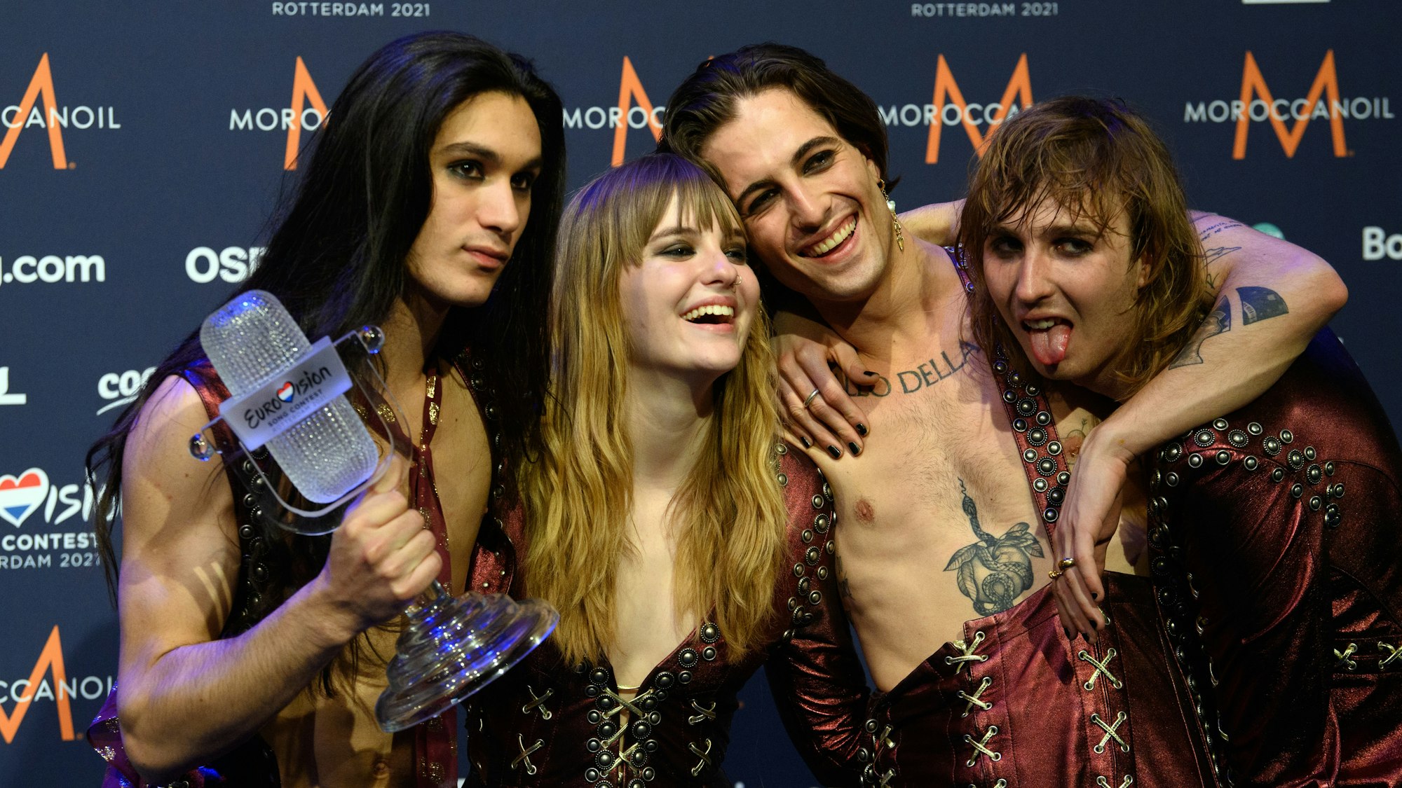 Gitarrist Ethan (l-r), Bassistin Victoria, Sänger Damiano und Gitarrist Thomas von der Band „Maneskin“ (Italien) freuen sich nach dem Gewinn des Eurovision Song Contest (ESC) während eines Fotocalls.