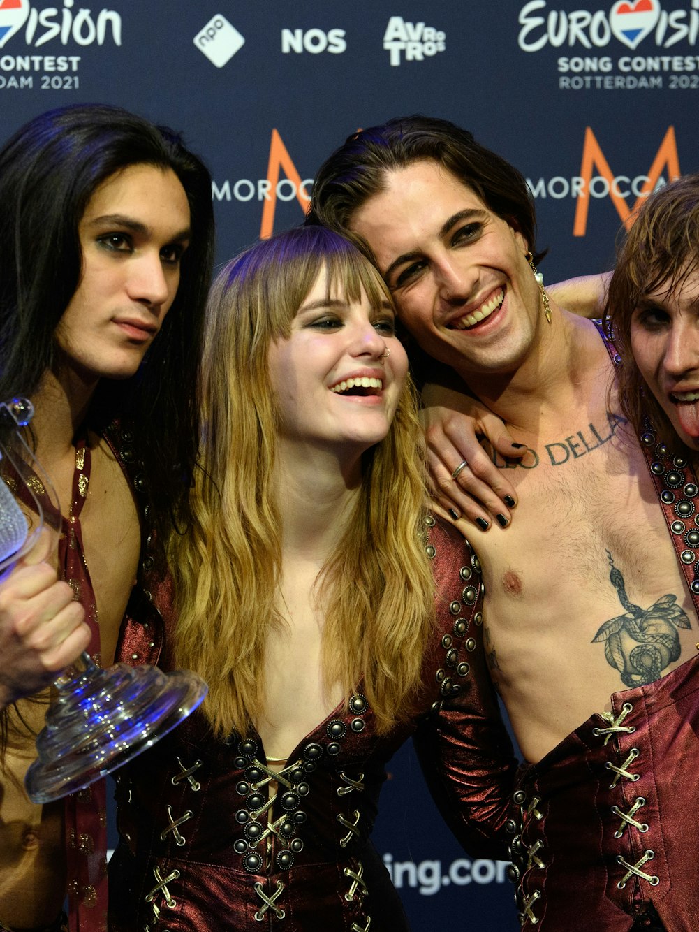 Gitarrist Ethan (l-r), Bassistin Victoria, Sänger Damiano und Gitarrist Thomas von der Band „Maneskin“ (Italien) freuen sich nach dem Gewinn des Eurovision Song Contest (ESC) während eines Photocalls.