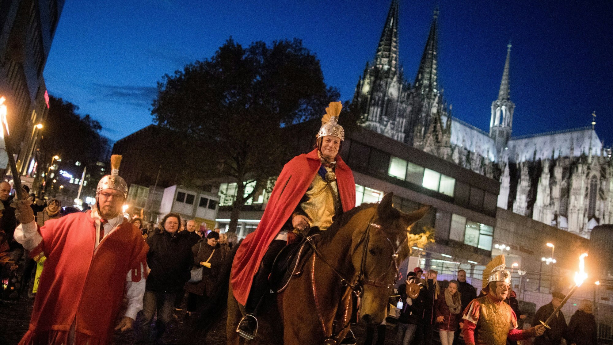 Ein Sankt Martins-Umzug vor dem Kölner Dom