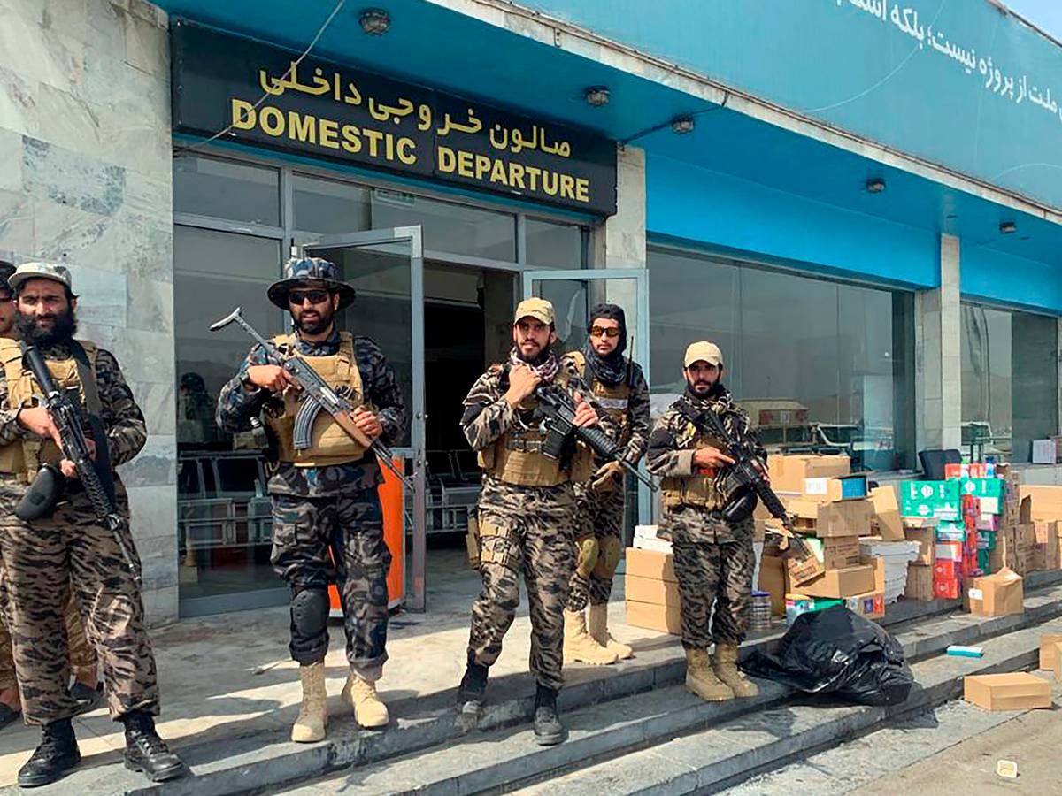 Taliban-Kämpfer stehen am 31.08.2021 vor dem Hamid Karzai International Airport in Kabul, Afghanistan.