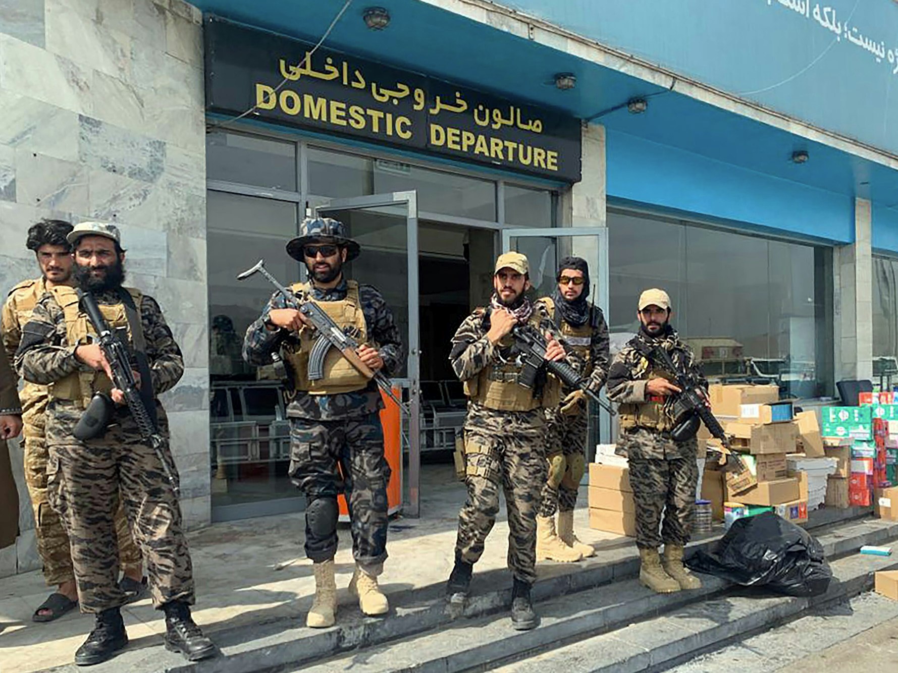 Taliban-Kämpfer stehen am 31.08.2021 vor dem Hamid Karzai International Airport in Kabul, Afghanistan.