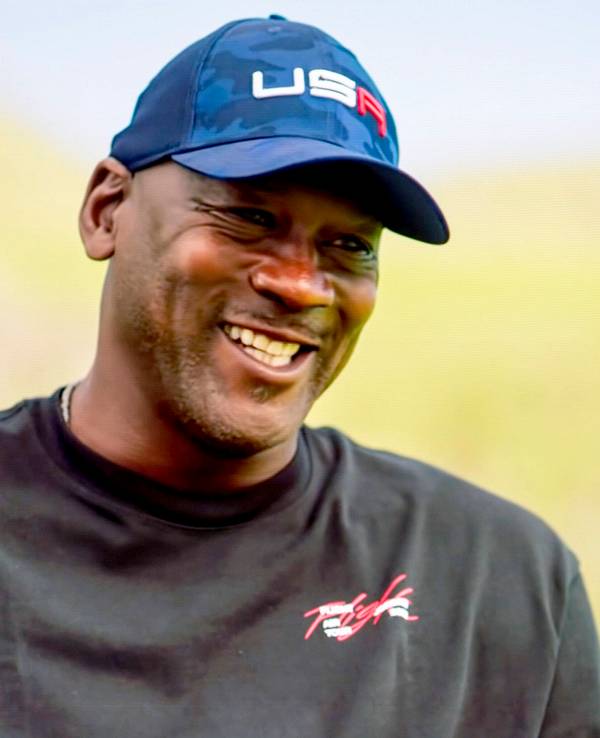 Michael Jordan lacht in die Kamera