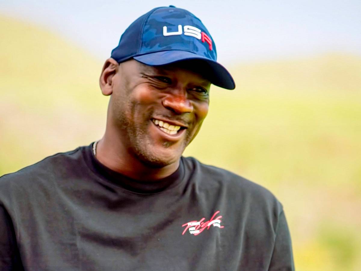 Michael Jordan lacht in die Kamera