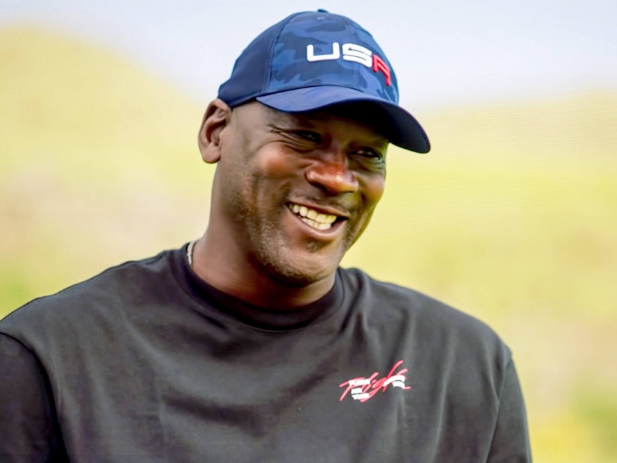 Michael Jordan lacht in die Kamera