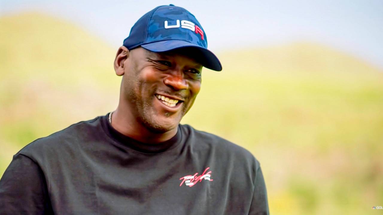 Michael Jordan lacht in die Kamera