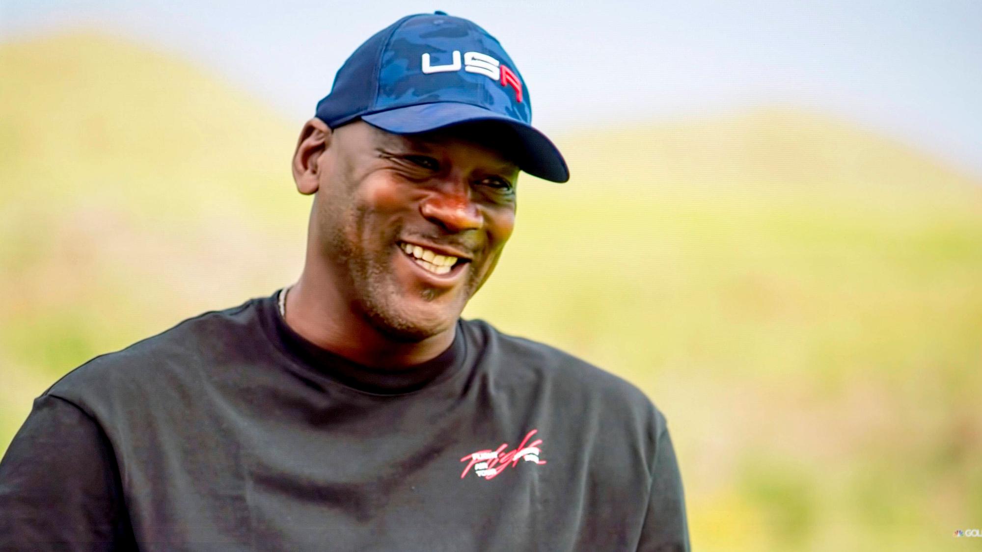 Michael Jordan lacht in die Kamera